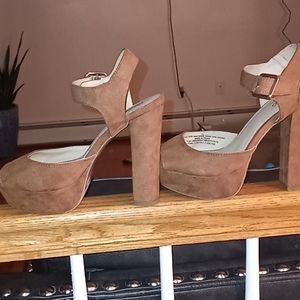 Beautiful shoes, no box